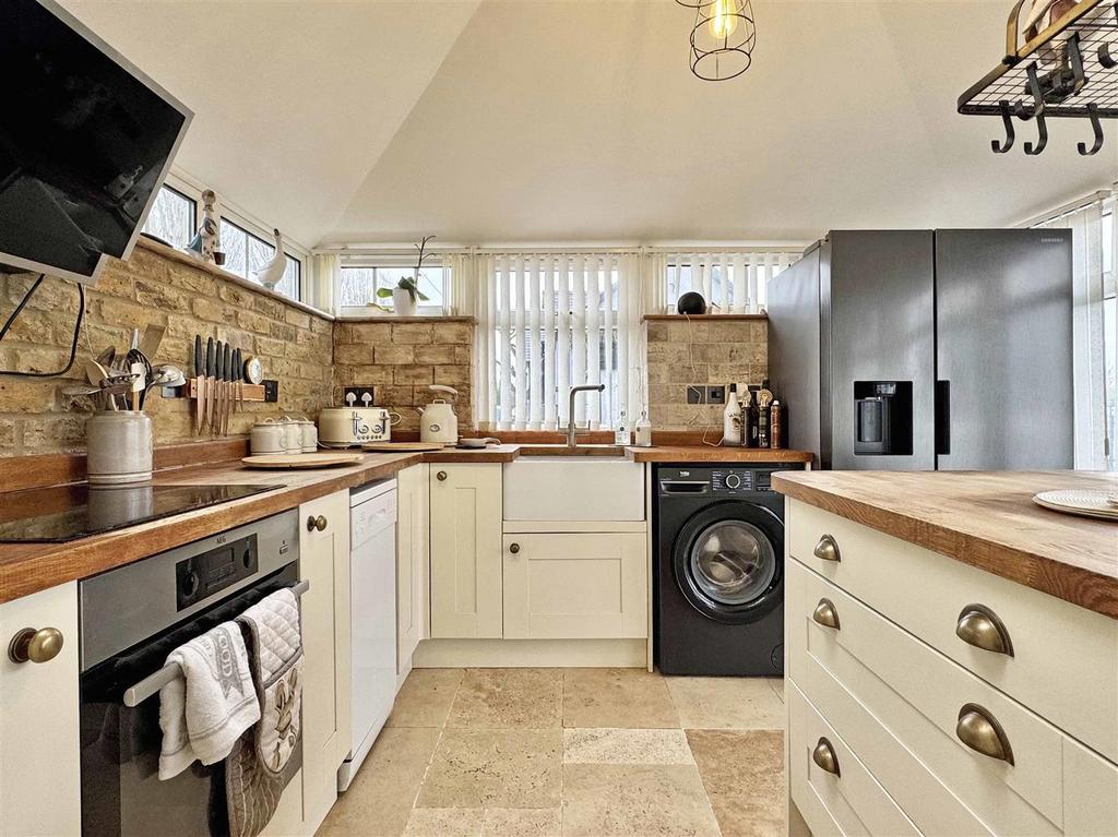 Kitchen b.jpg