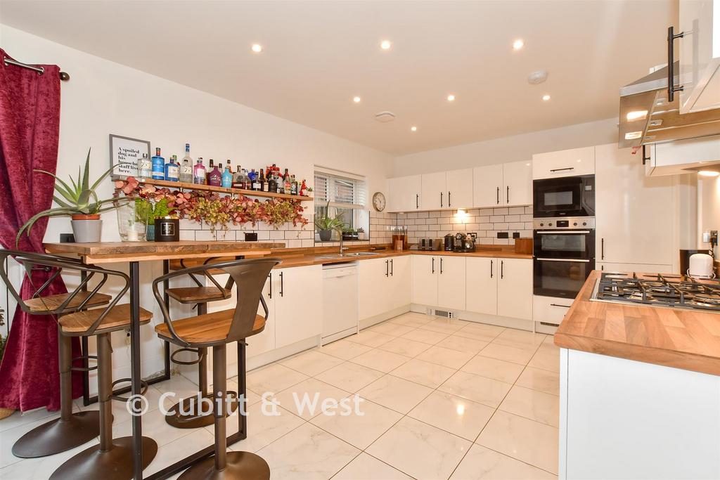 Kitchen/ Dining Room