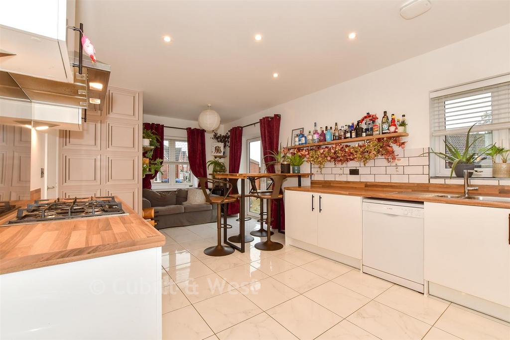 Kitchen/ Dining Room
