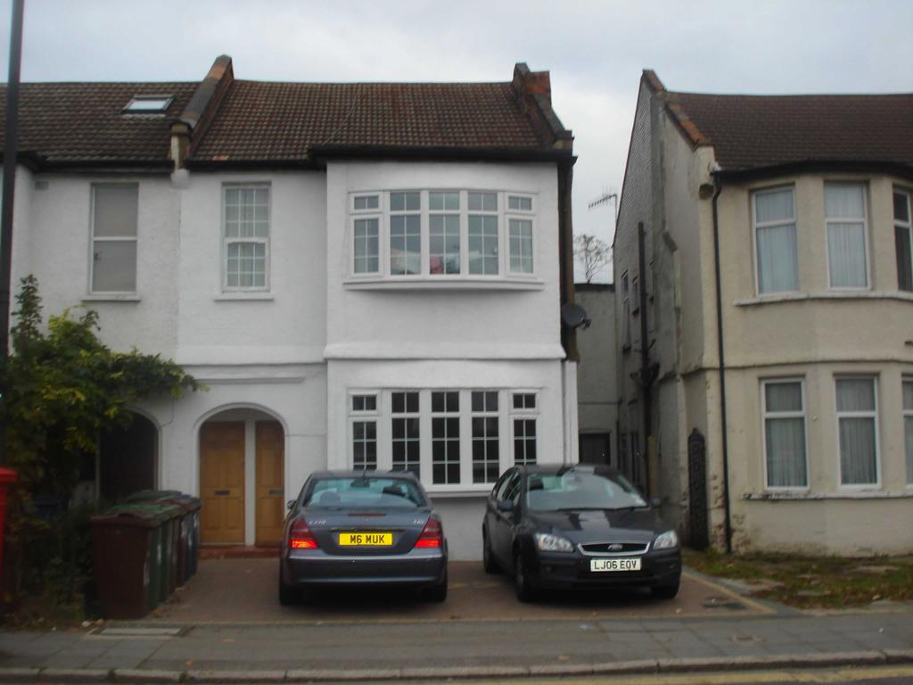 First Floor spilt Level Flat Situated in Central
