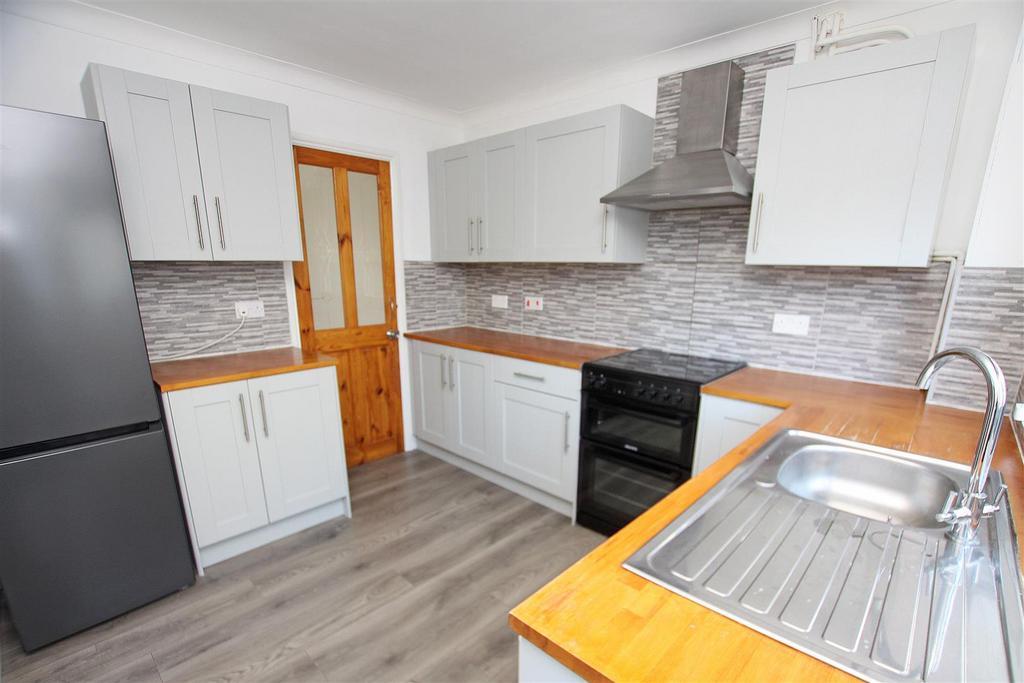 Kitchen a.jpg