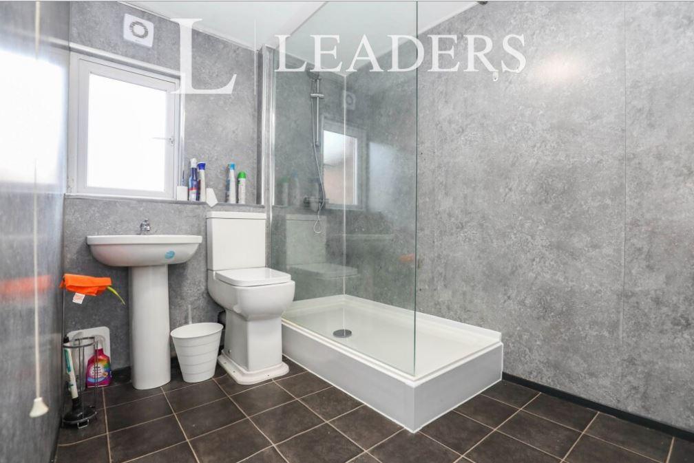 10a Clarendon Bathro