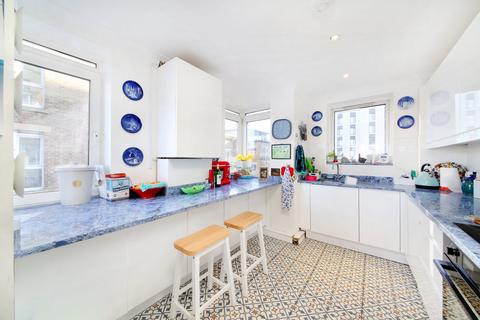 2 bedroom flat for sale, Mendip Court, Chatfield Road, London