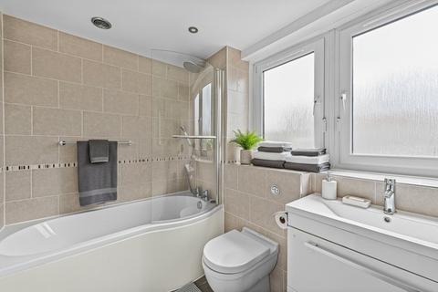 3 bedroom flat to rent, Ericcson Close, London