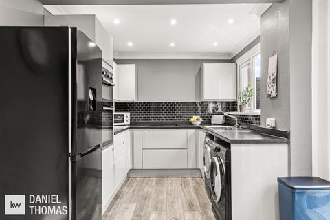 3 bedroom semi-detached house for sale, Roundhills, Waltham Abbey, EN9