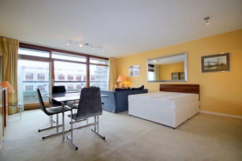 Studio to rent, Barbican, London EC2Y