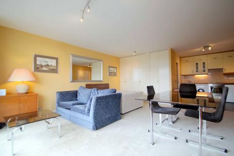 Studio to rent, Barbican, London EC2Y