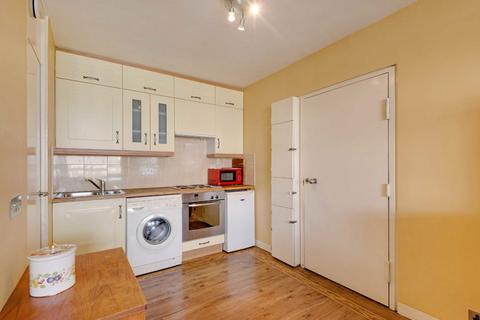 Studio to rent, Barbican, London EC2Y