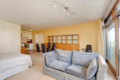 Studio to rent, Barbican, London EC2Y