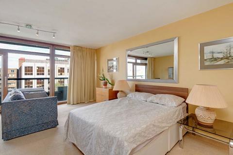 Studio to rent, Barbican, London EC2Y