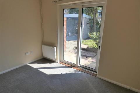 4 bedroom semi-detached bungalow to rent, Hearnfield Road, Littlehampton BN17
