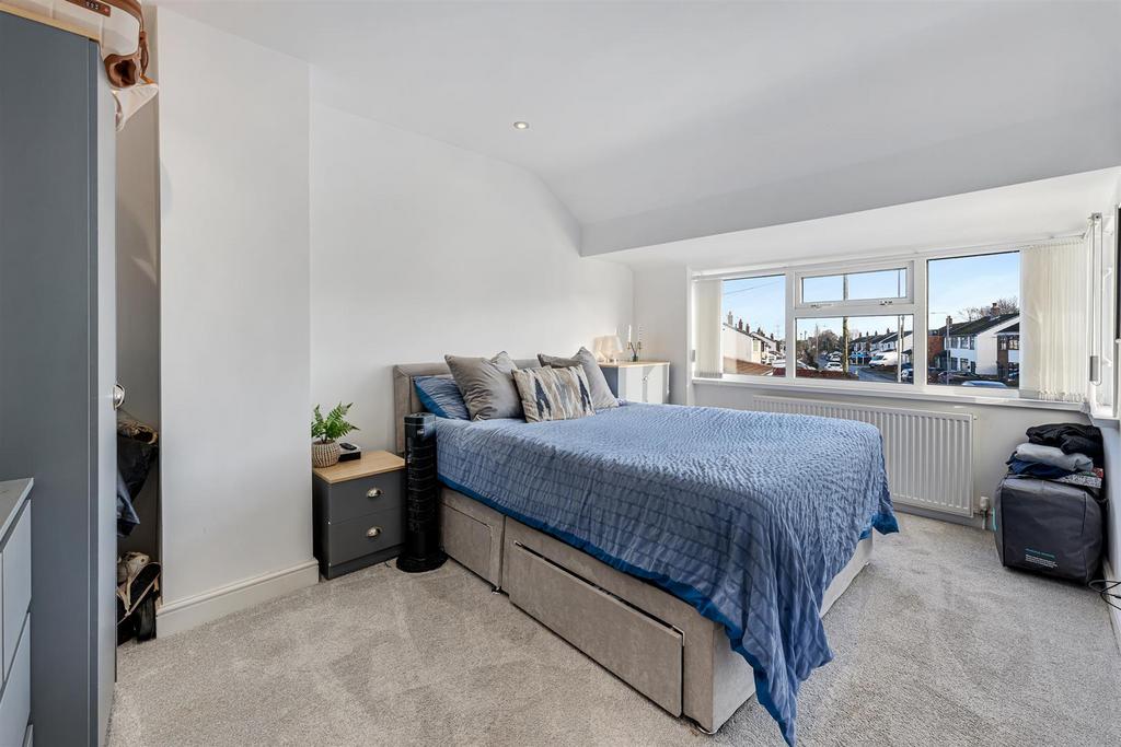 33 Amanda Road bedroom 1.jpg