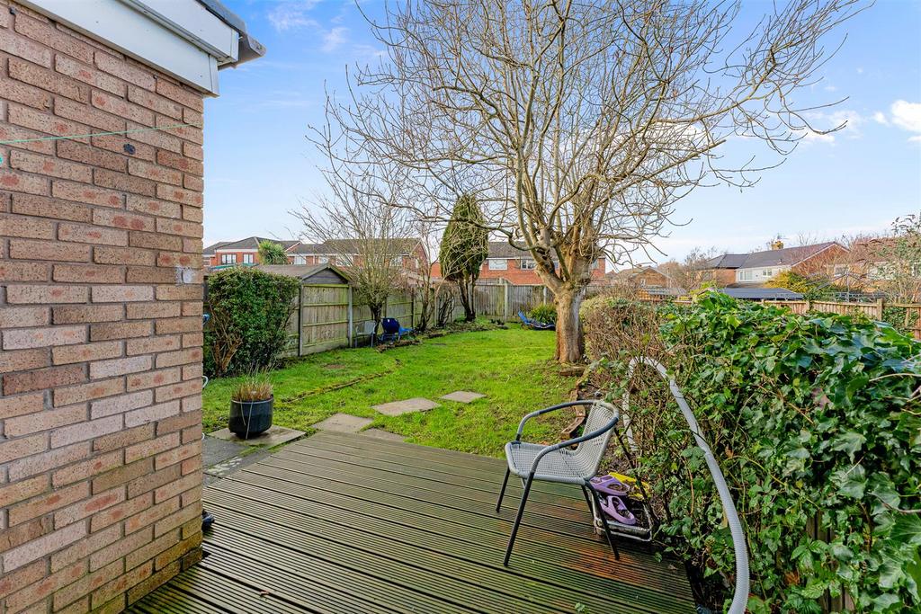 33 Amanda Road garden.jpg