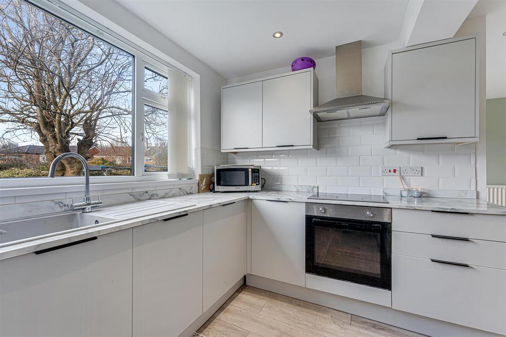 33 Amanda Road kitchen 2.jpg