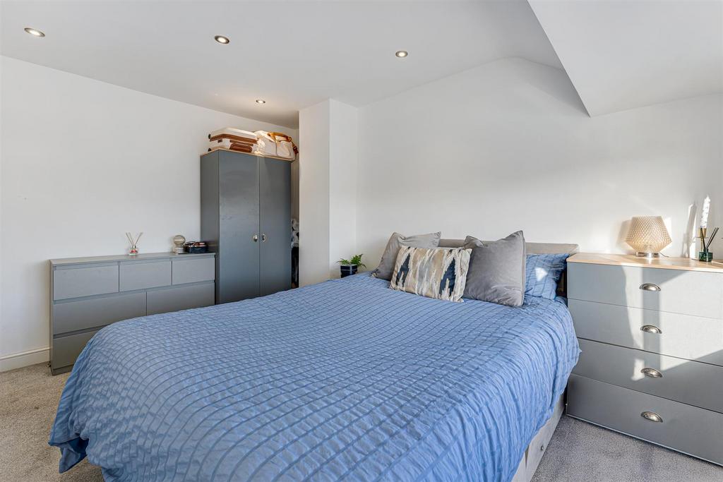 33 amanda Road bedroom 1 2.jpg