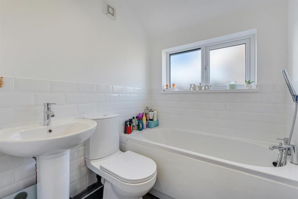 33 Amanda Road bathroom.jpg