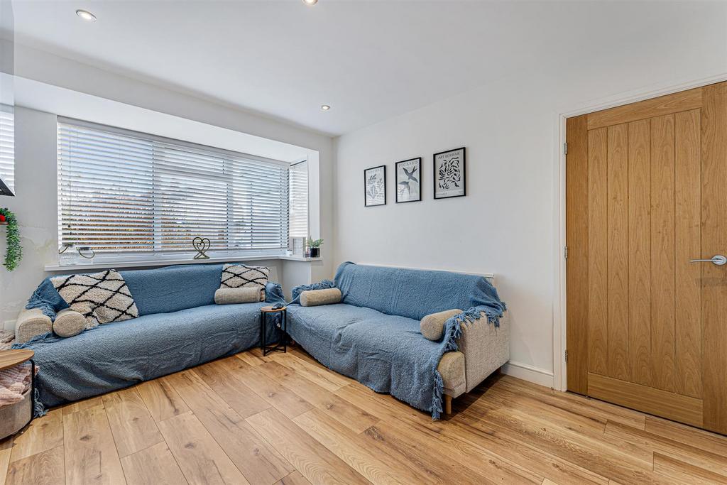 33 Amanda Road lounge 2.jpg