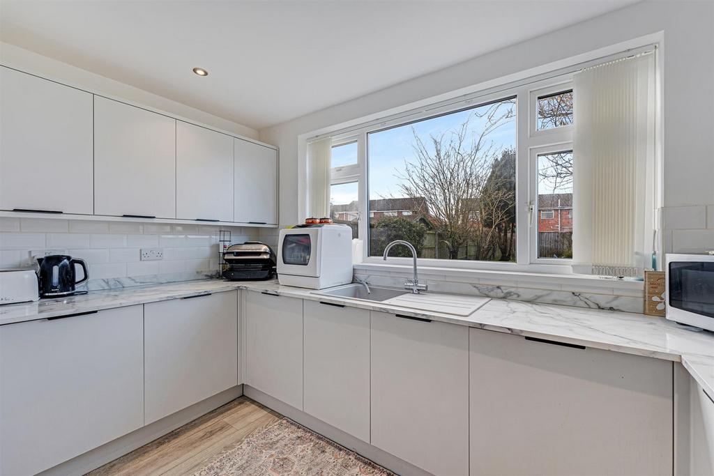 33 Amanda Road kitchen.jpg