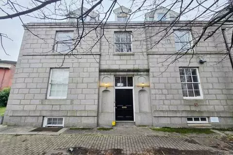 3 bedroom flat for sale