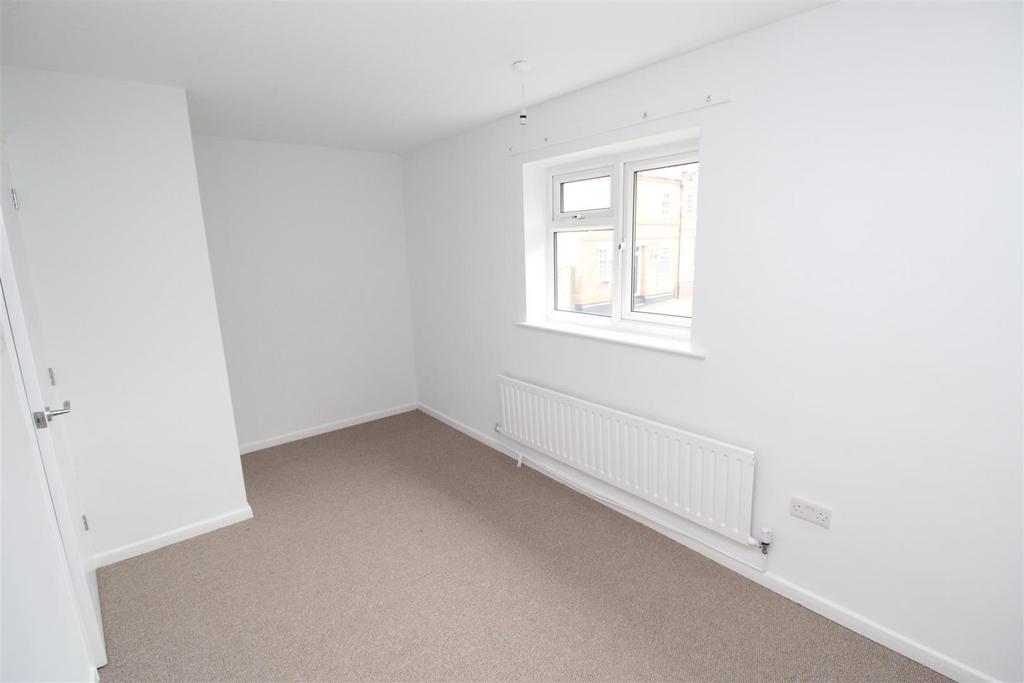 29 High St bedroom.jpeg