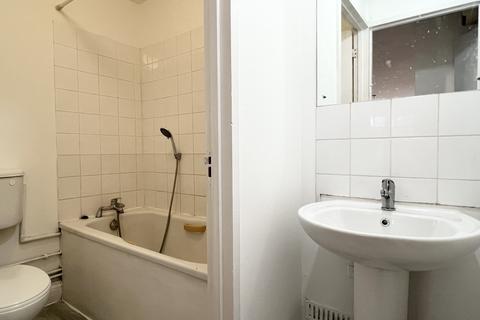 Studio to rent, Latymer Road, Edmonton, N9