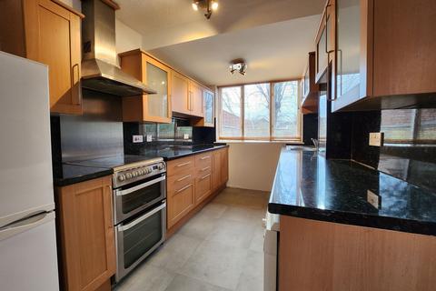3 bedroom terraced house to rent, Victoria Street, Milton Keynes MK12
