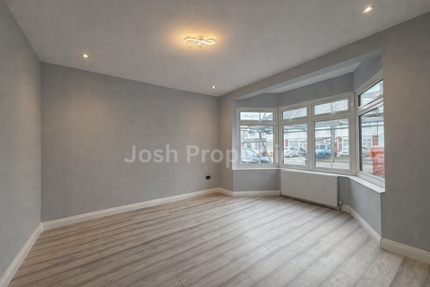 4 bedroom terraced house to rent, Clifton Road, Ilford IG2