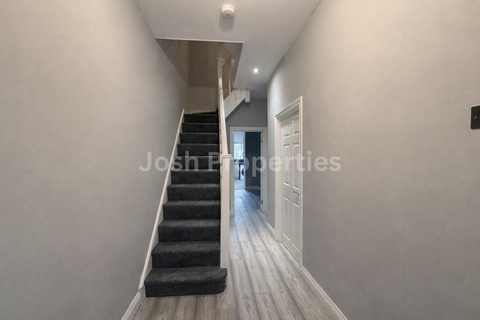 4 bedroom terraced house to rent, Clifton Road, Ilford IG2