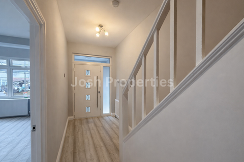 4 bedroom terraced house to rent, Clifton Road, Ilford IG2