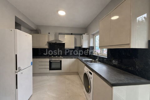 4 bedroom terraced house to rent, Clifton Road, Ilford IG2
