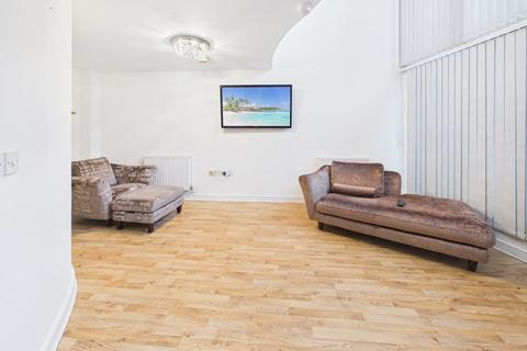 3 bedroom flat to rent, Royal Quay, Liverpool L3