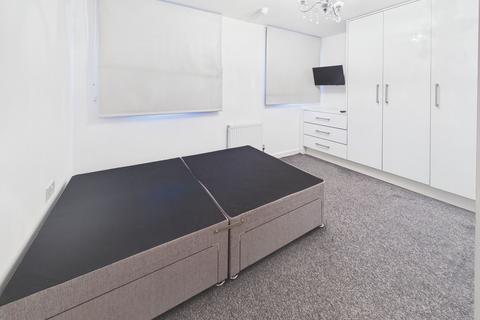 3 bedroom flat to rent, Royal Quay, Liverpool L3