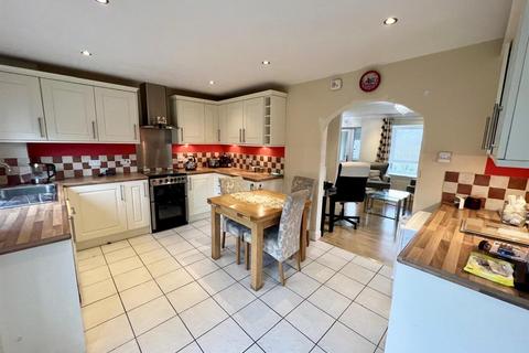 3 bedroom semi-detached house to rent, Allum Grove, Tadworth