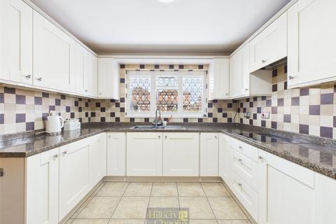 4 bedroom detached house for sale, Somerset Road, Basildon, Essex, SS15