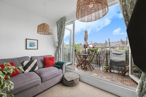 3 bedroom flat for sale, West Bank, London, N16