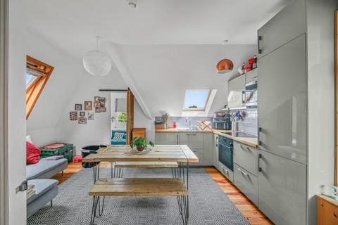 3 bedroom flat for sale, West Bank, London, N16