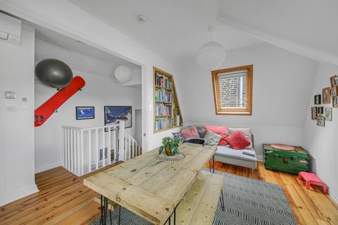3 bedroom flat for sale, West Bank, London, N16