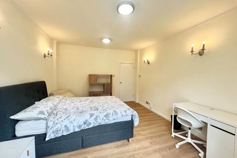 Studio to rent, Woburn Place, London WC1H