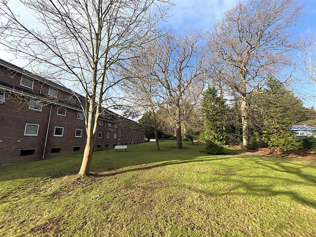 COMMUNAL GROUNDS &amp; PARKING