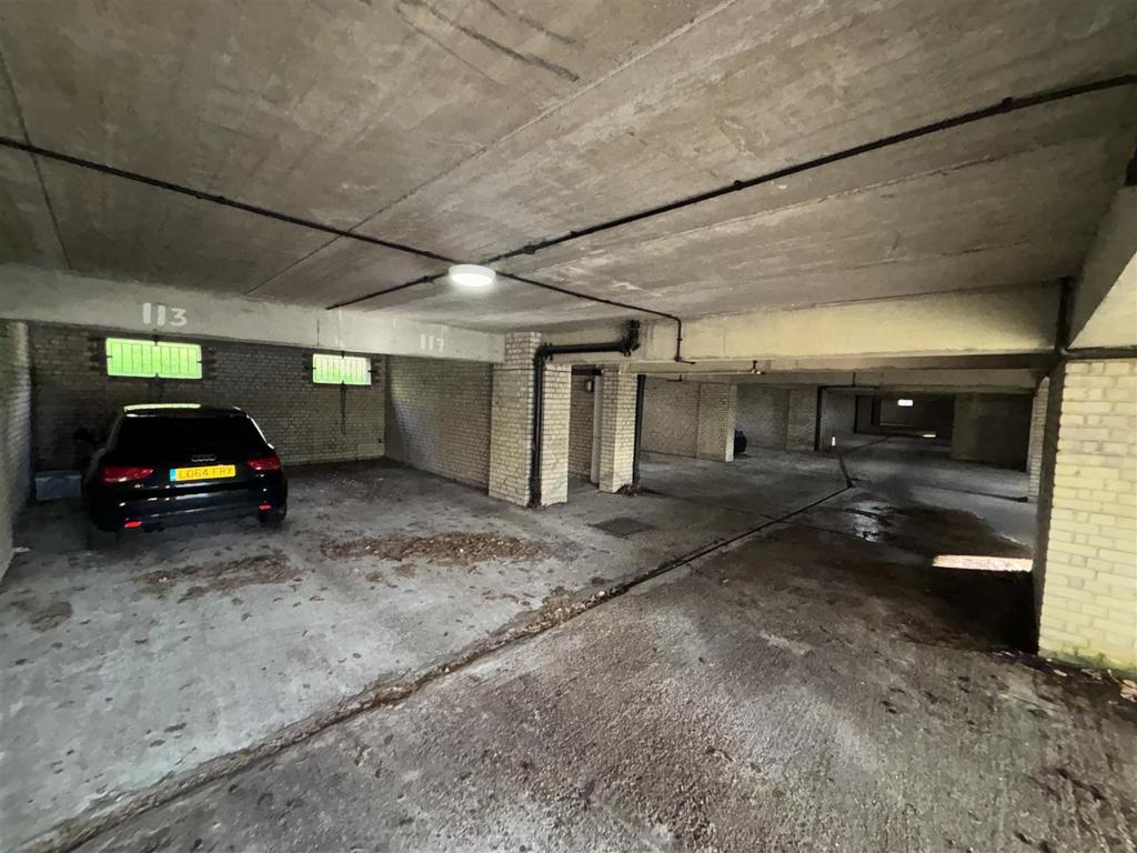 COMMUNAL GROUNDS &amp; PARKING
