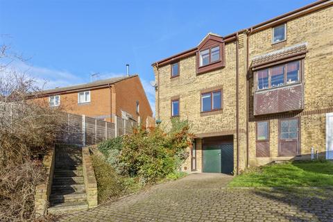 3 bedroom end of terrace house to rent, Gibbs Close, High Wycombe HP13