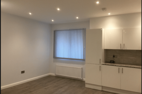 2 bedroom flat to rent, North road, Southall UB1