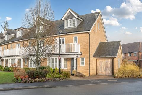 3 bedroom end of terrace house for sale, Oakgrove, Caterham CR3