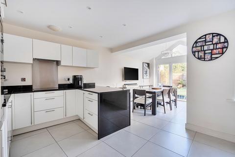 3 bedroom end of terrace house for sale, Oakgrove, Caterham CR3