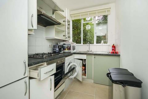 3 bedroom flat to rent, Thurleigh Court, Nightingale Lane, SW12