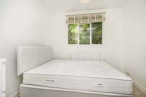 3 bedroom flat to rent, Thurleigh Court, Nightingale Lane, SW12