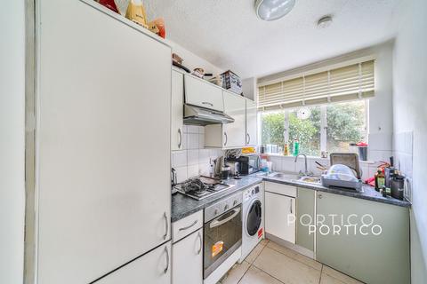 3 bedroom flat to rent, Thurleigh Court, Nightingale Lane, SW12