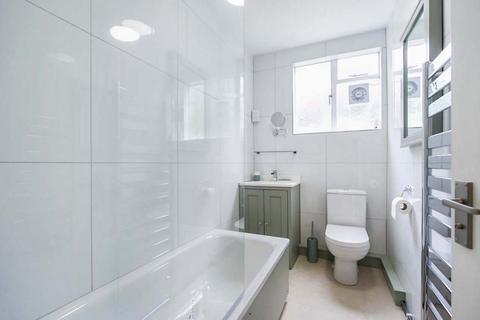 3 bedroom flat to rent, Thurleigh Court, Nightingale Lane, SW12