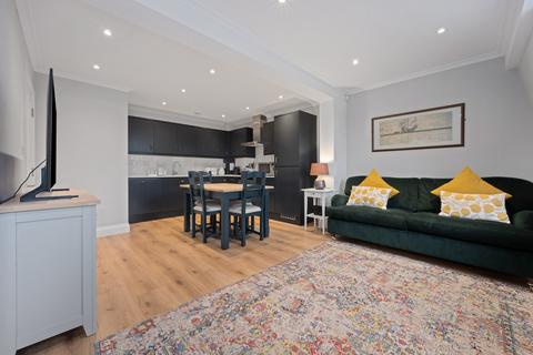 2 bedroom flat for sale, Courtview House, East Molesey, KT8