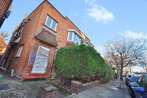 3 bedroom flat to rent, Fairlawn Avenue, Chiswick, Chiswick